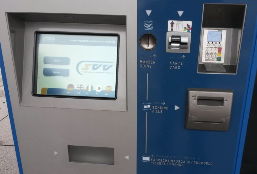 [Salzburg]This outdoor TVM at Salzburg Hauptbahnhof has a computer screen than supports several languages, has easy to follow top-to-bottom process to follow and has both braille and tactile lettering