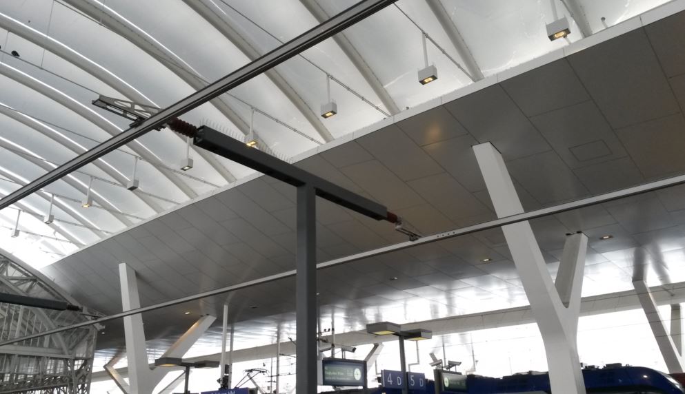 [Salzburg]At Salzburg Hauptbahnhof station (like Copenhagen Central station) fixed overhead rods are used to provide power to trains rather than wires. The longevity and resilience are much higher