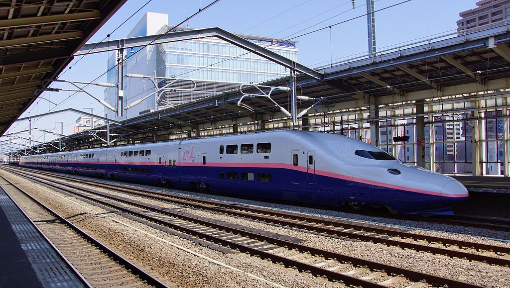 Reliveried JR East E4 series shinkansen set P5 on the Max Toki 316 service from Niigata to Tokyo at Takasaki Station.  Photo by DAJF under CC BY-SA 3.0 via Wikimedia Commons 