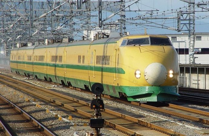 JR East Class 925-10 "Doctor Yellow" shinkansen track and overhead line inspection set S2 approaching Takasaki Station from the north on its last day in operation.  Photo by DAJF under CC BY-SA 3.0 & GFDL via Wikimedia Commons.